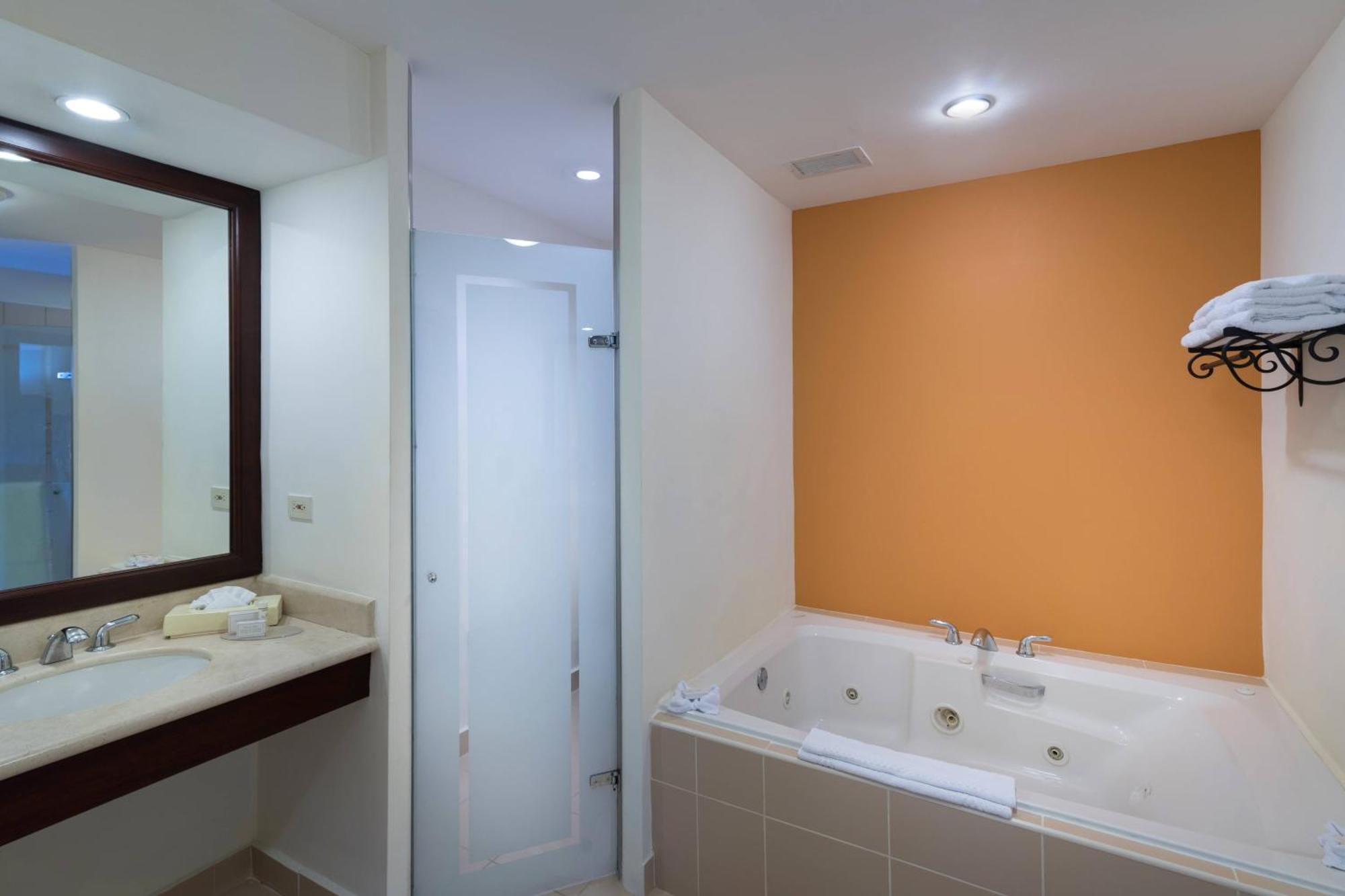 מלון Courtyard By Marriott סנטו דומינגו מראה חיצוני תמונה