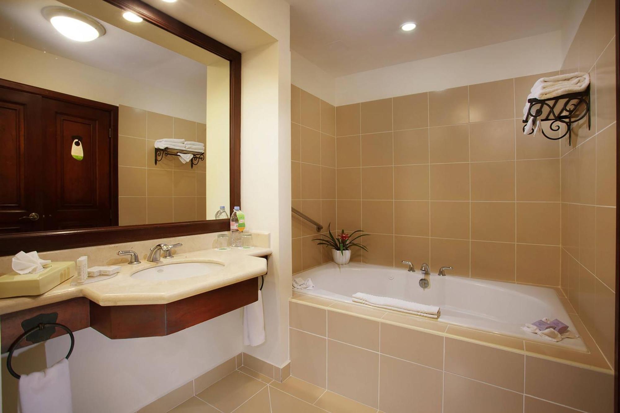 מלון Courtyard By Marriott סנטו דומינגו מראה חיצוני תמונה